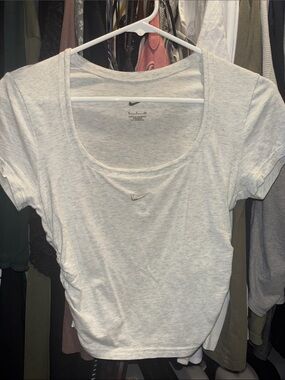 Nike Women’s Light Heather Gray Scoop-Neck Ruched Crop Top